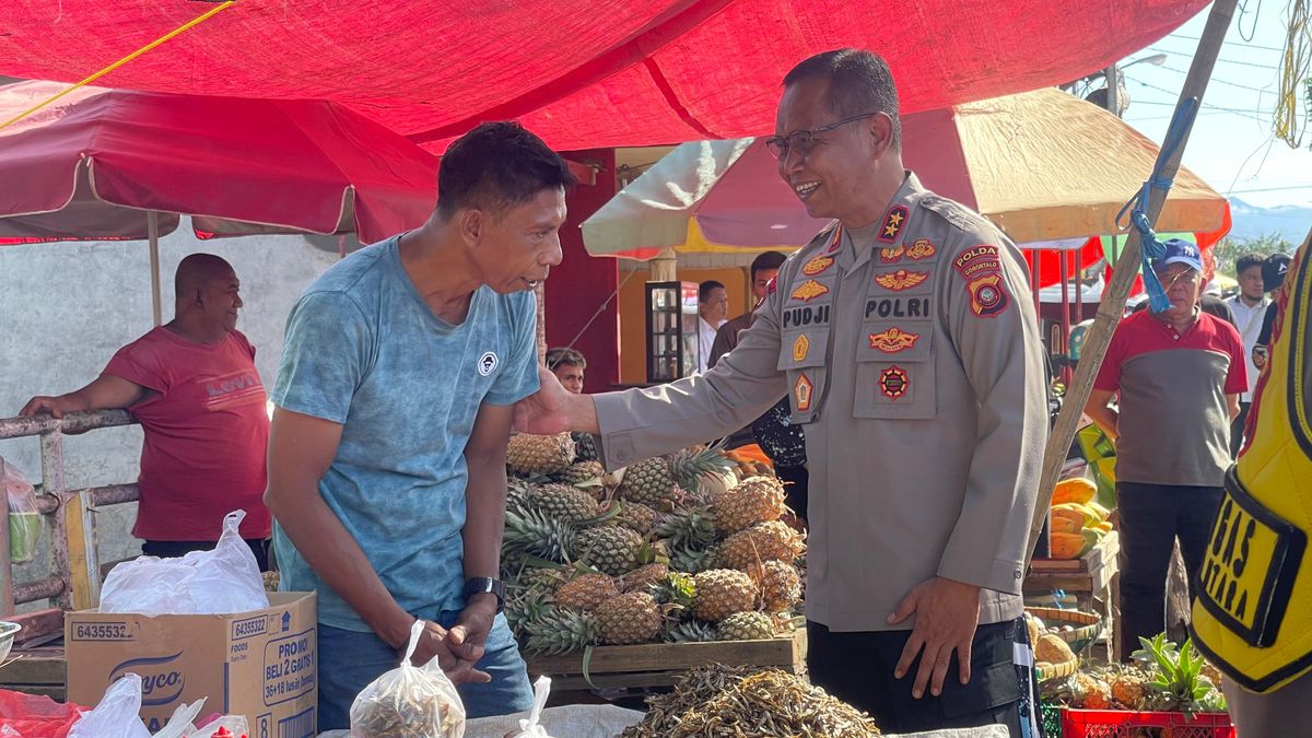 Kapolda Gorontalo Sapa Pedagang  Pasar Andalas