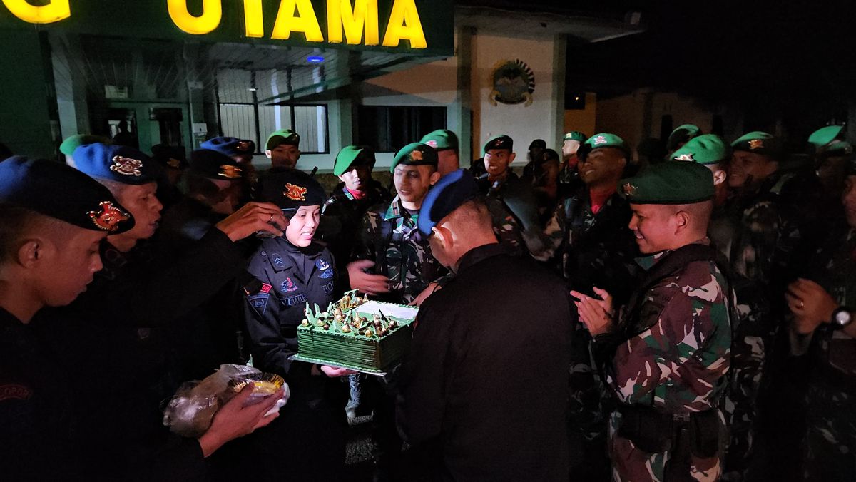 Brimob Ilato Beri Kejutan Personel TNI Yonif 713/Satya Tama