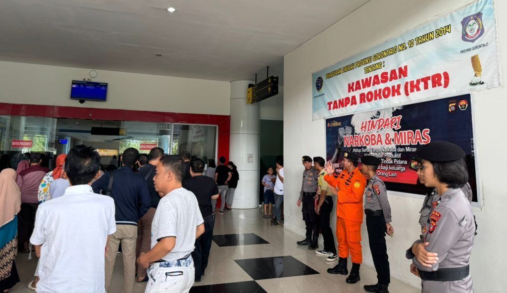 Personel Ops Ketupat Otanaha Lakukan Pengamanan di Bandara Djalaludin