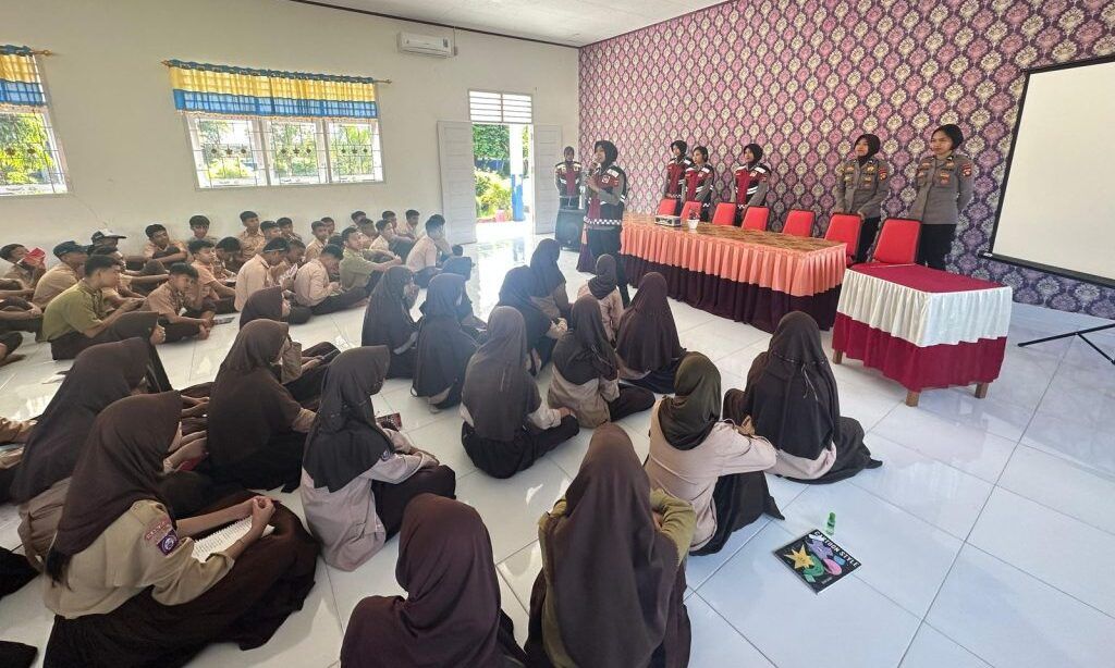 Srikandi Samapta Polda Gorontalo Hadir di Sekolah Berikan Materi Tentang Bahaya Bullying