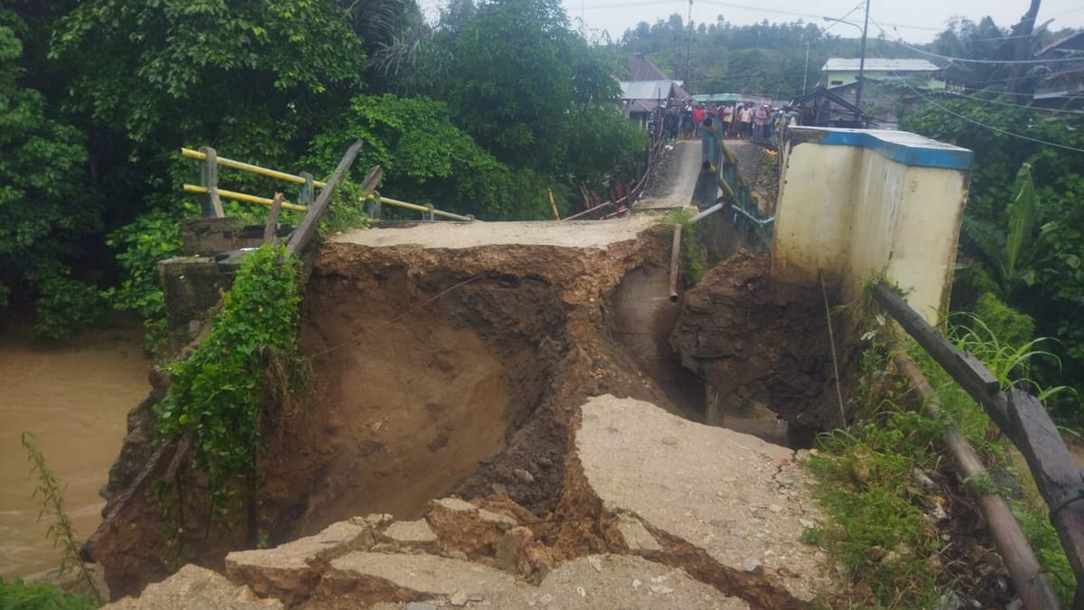 Jembatan di Desa Pulubala Ambruk