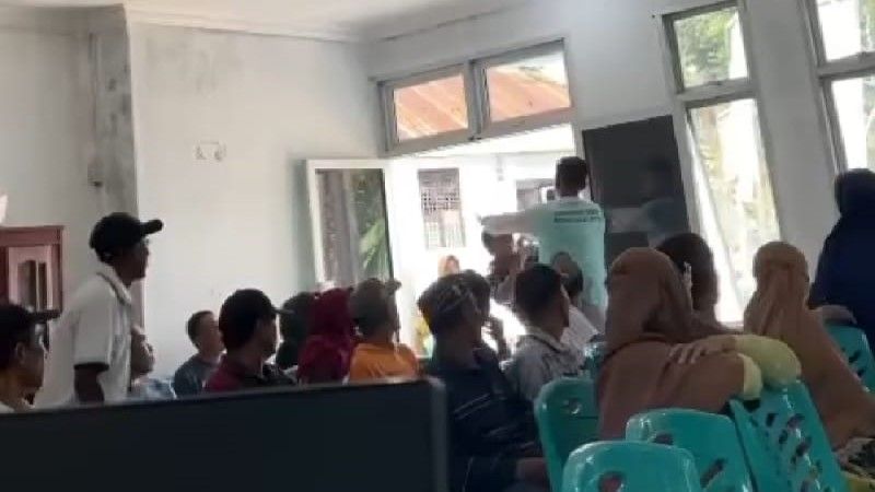 Video: Aparat Desa dan Warga Gorut Baku Pukul Gegara Bantuan Sapi