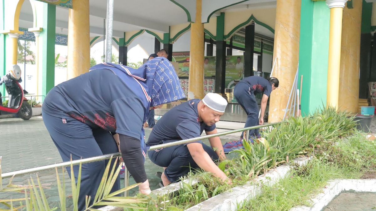 Jelang HUT Bhayangkara, Polda Gorontalo Gelar Bakti Religi Bersihkan Masjid