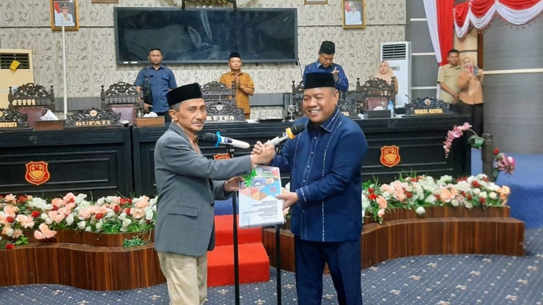 Bupati Gorontalo Serahkan Raperda Pertanggungjawaban APBD 2023 Kepada DPRD