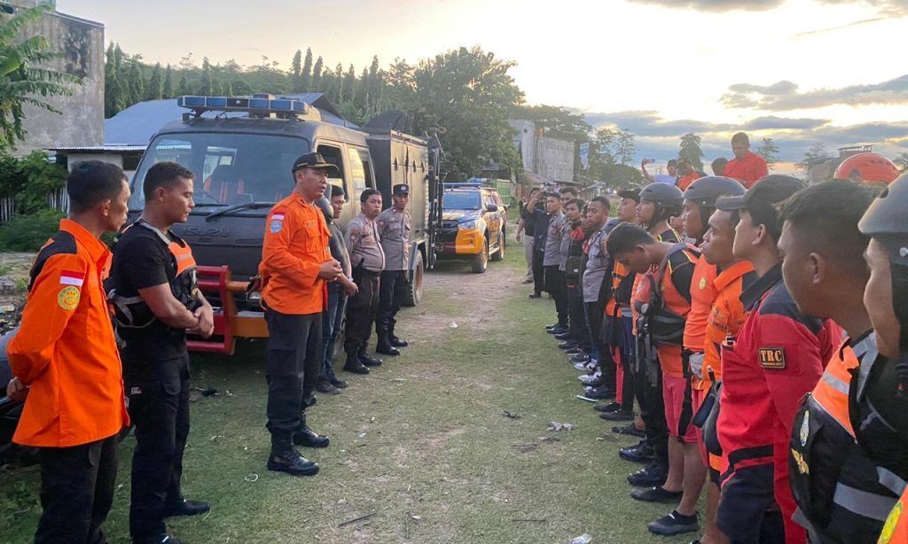 Unit Pammat Polda Gorontalo Lakukan Pencarian Korban Jatuh Ke Sungai Bulango