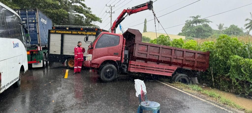 Samapta Polda Gorontalo Evakuasi Mobil Dum Truck Terperosok di Kecamatan Tibawa