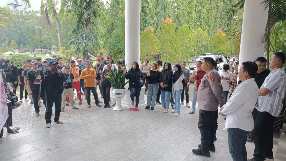 Haris Tome Temui Massa Aksi yang Berunjuk Rasa di Kantor Bupati