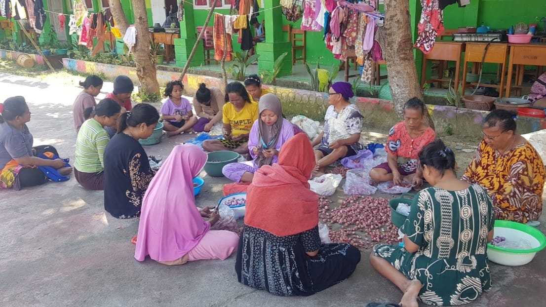 Bantuan Makanan Disetop, Korban Banjir di Talaga Jaya Jadi Buruh Kupas Bawang, Diupah Rp5.000