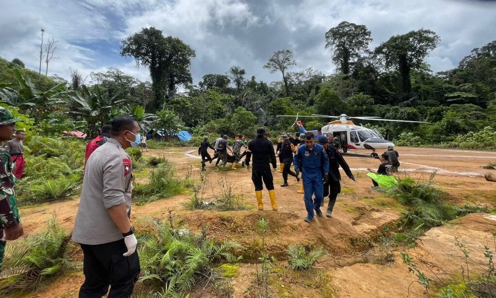 Kapolda Gorontalo Turun Langsung Lakukan Evakuasi di Lokasi Longsor dan Bagikan Bantuan Logistik