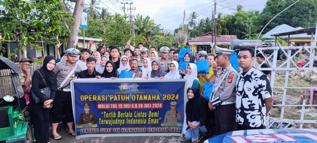 Satlantas Polres Gorontalo dan PKS Gelar Bakti Sosial Bantu Korban Banjir dalam Operasi Patuh Otanaha 2024