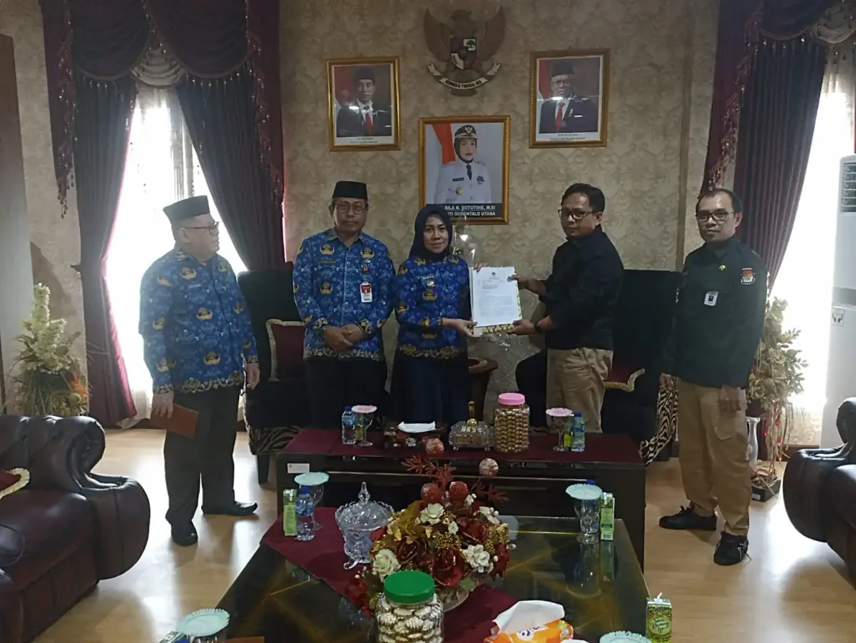 KPU Gorut Serahkan Dokumen Penetapan Calon Terpilih DPRD 2024-2029 kepada Pj Bupati