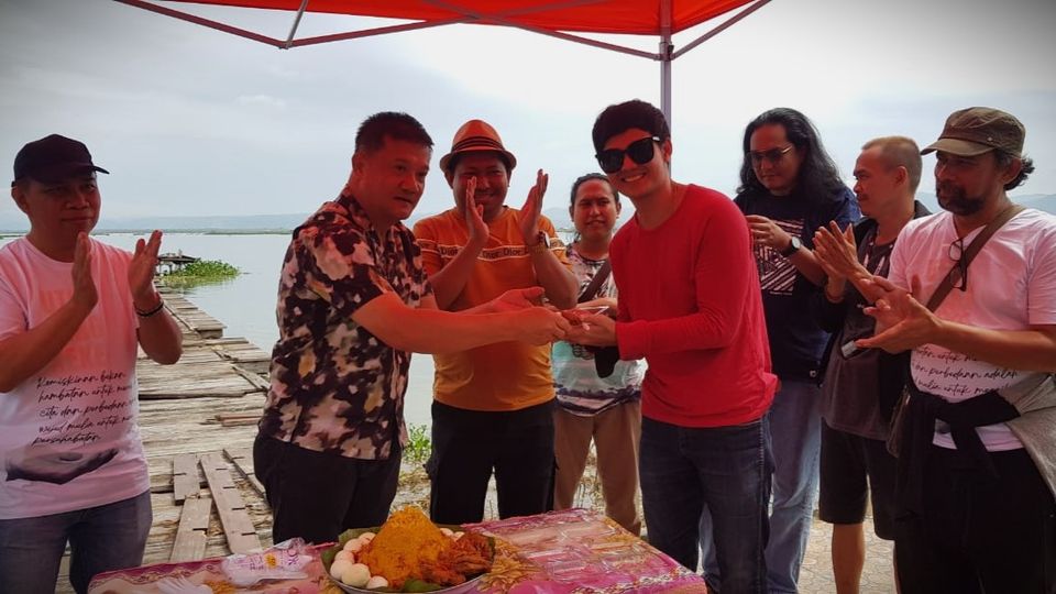 Video: Pemain dan Kru Film "Uti deng Keke" Potong Tumpeng di Lokasi Syuting