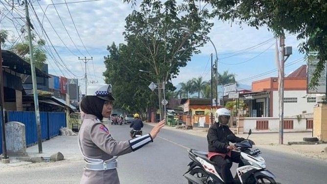 Polwan Polda Gorontalo Turun ke Jalan Mengatur Lalu Lintas