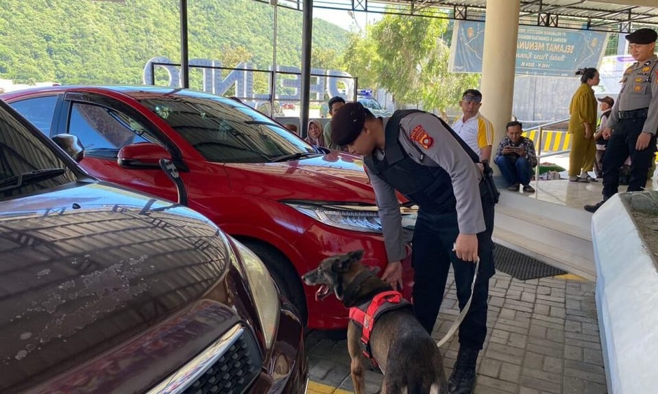 Samapta Polda Gorontalo Bersama Satuan K-9 Lakukan Patroli di Pelabuhan