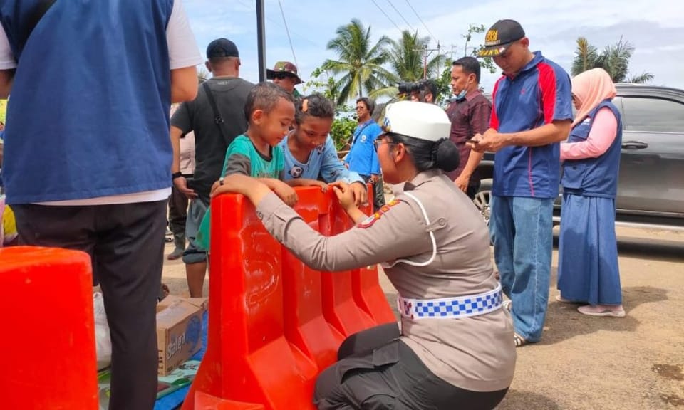 Polda Gorontalo Terjunkan Polwan Lakukan Trauma Healing Kepada Korban Banjir