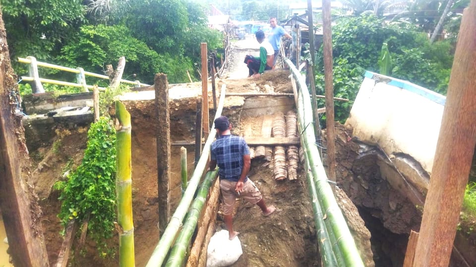 Warga Pulubala Minta Pemerintah Segera Perbaiki Jembatan yang Ambruk