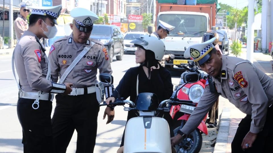 Lakukan Edukasi Warga yang Gunakan Sepeda Listrik di Jalan Raya pada Ops Patuh Otanaha 2024