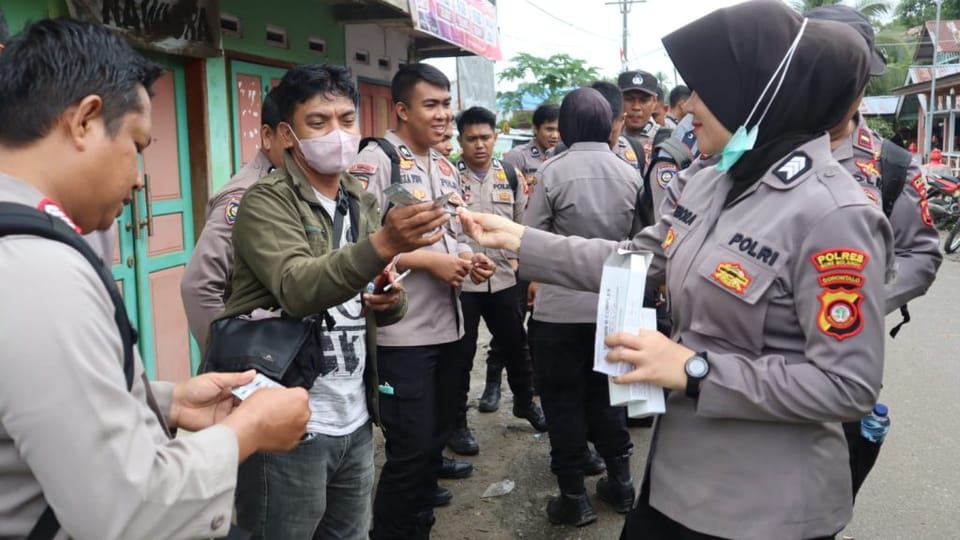 Polwan Gorontalo Bagikan Masker dan Vitamin untuk Dukung Kesehatan Petugas Evakuasi Longsor