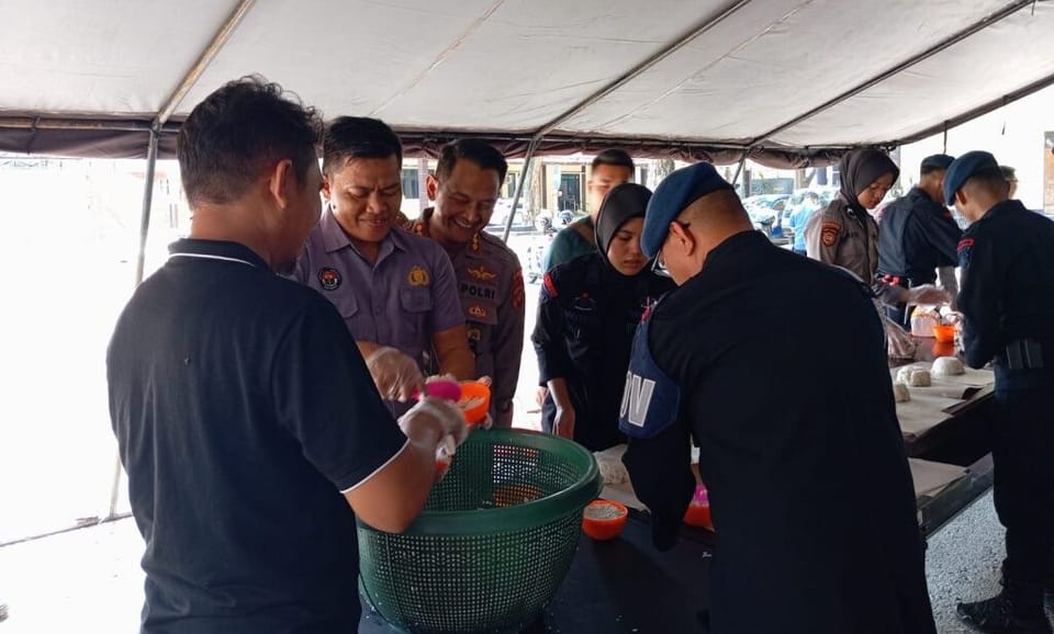 Dapur Umum Polda Gorontalo Distribusikan 1500 Makanan Terhadap Masyarakat Korban Banjir